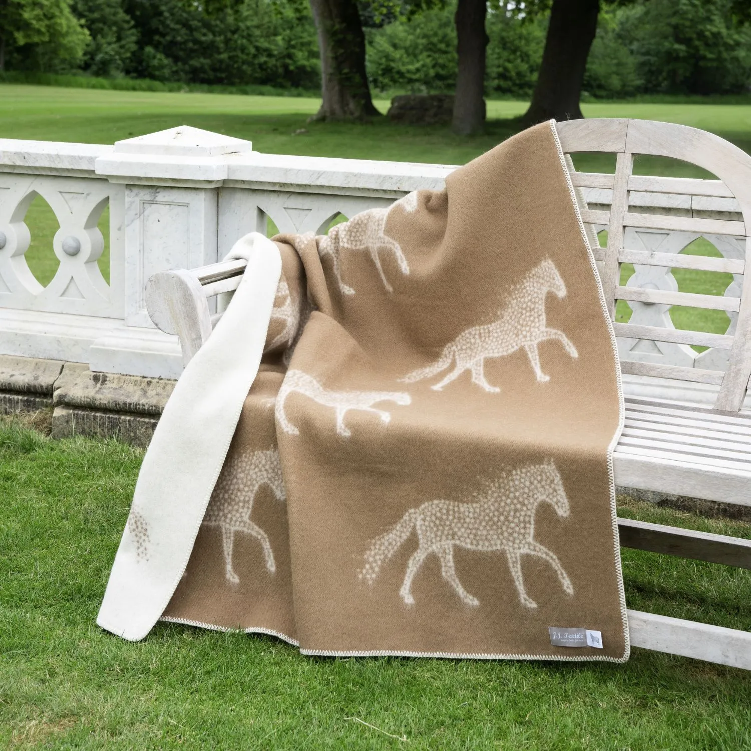 Dot Horse Wool Blanket B170033 Jj Textile Lifestyle 1 Dot Horse Wool Blanket B170033 Jj Textile Lifestyle 1