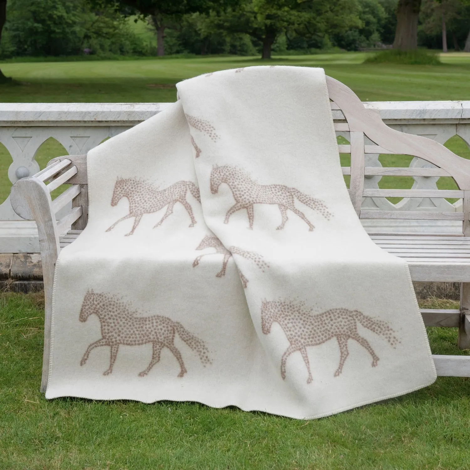 Dot Horse Wool Blanket B170033 Jj Textile Lifestyle 2 Dot Horse Wool Blanket B170033 Jj Textile Lifestyle 2