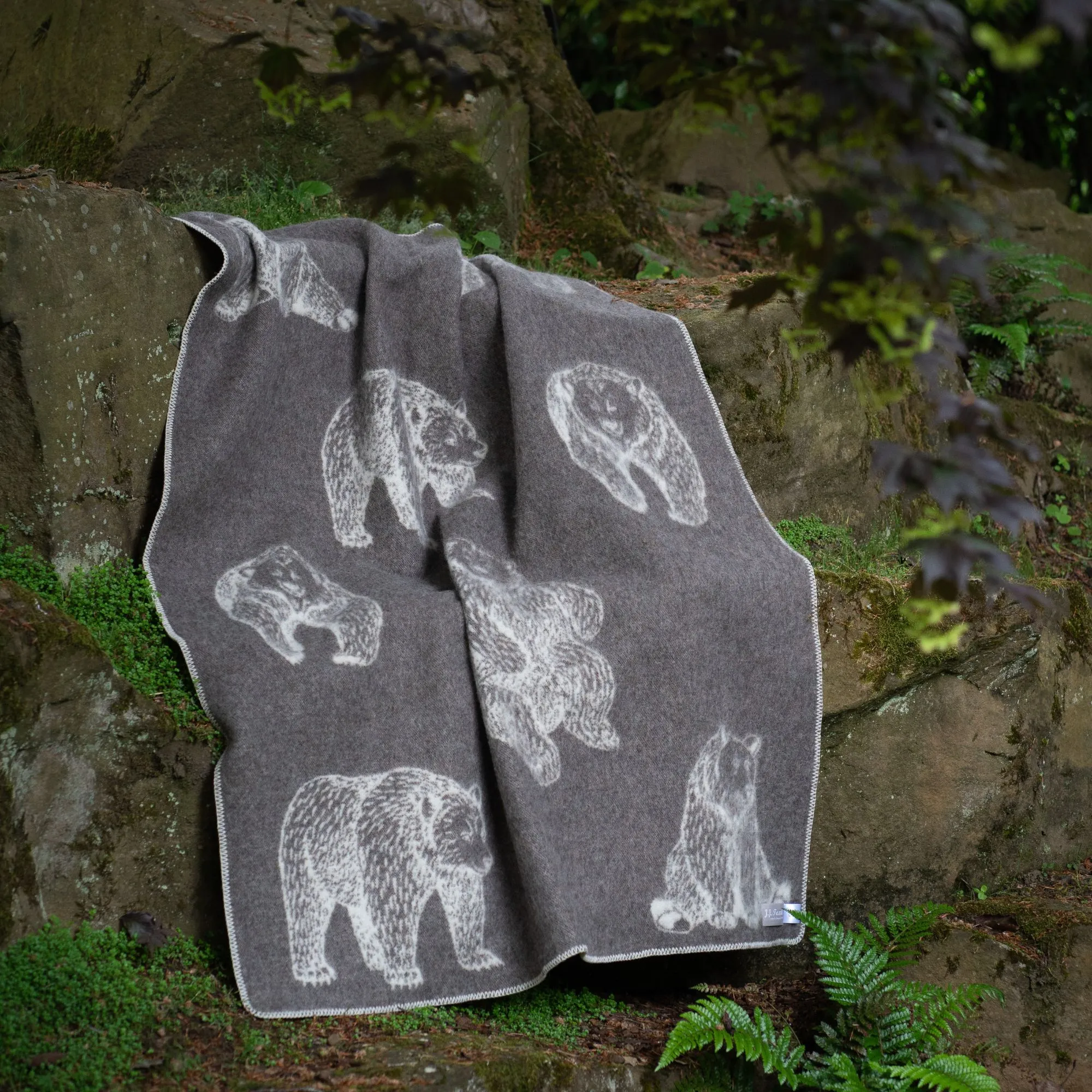 Bear Wool Blanket B230052 Jj Textile Lifestyle 1 Bear Wool Blanket B230052 Jj Textile Lifestyle 1